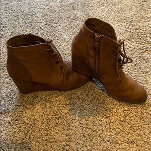 Sz 8 Brown Suede Wedge Booties